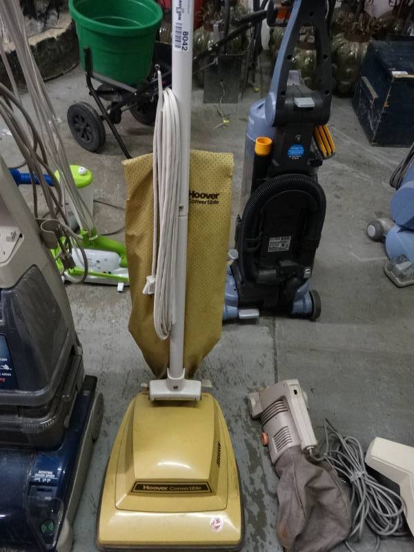lot 8042 image: hoover convertible vacuum --- powers on