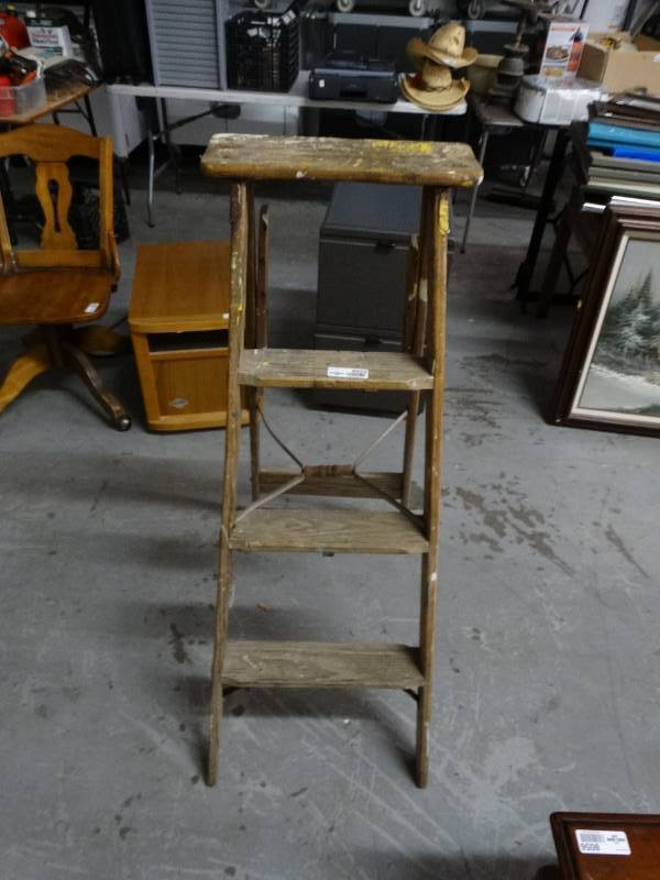 lot 8055 image: 3 step wooden painting ladder
