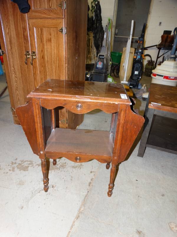 lot 8062 image: Small Side TableMagazine Holder