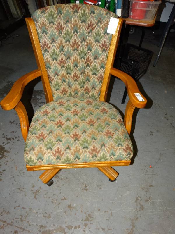 lot 8095 image: Cushioned Wooden Rolling Chair