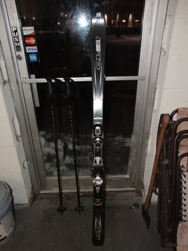 lot 8097 image: Pair of Olin Skis w Scott 120cm Lightweight Poles