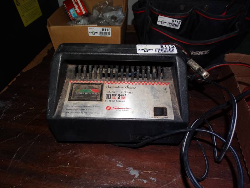 lot 8112 image: Battery Charger