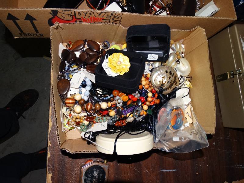 lot 8121 image: Lot of Assorted Jewelry