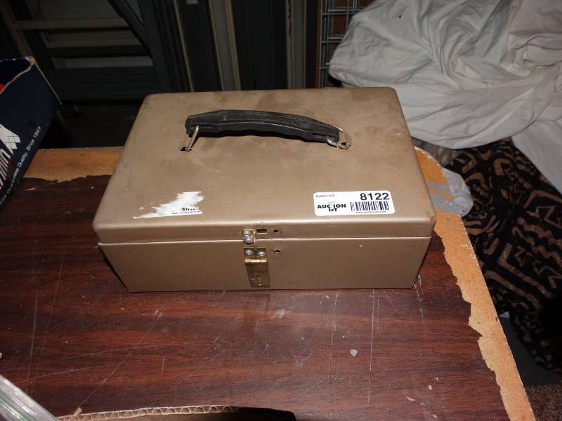 lot 8122 image: Metal Cash Box