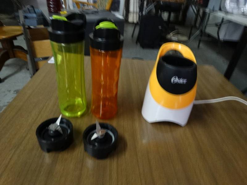 lot 8125 image: Oster Blend-n-Go Blender w 2 Bottles