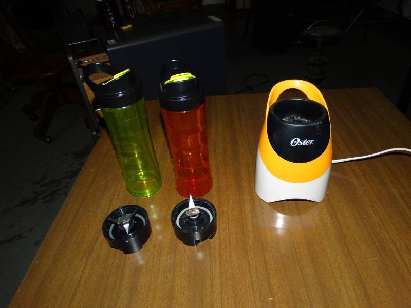 lot 8126 image: Oster Blend-n-Go Blender w 2 Bottles