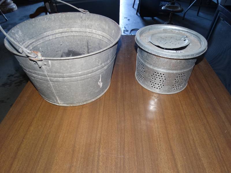 lot 8135 image: Metal Minnow Bucket