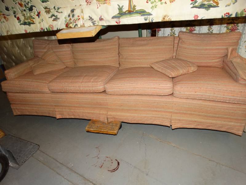 lot 8185 image: Pink Couch in Good Condition-- Approx. L98 x W30