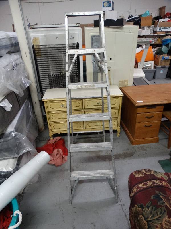 lot 8199 image: Metal 5-Step Ladder