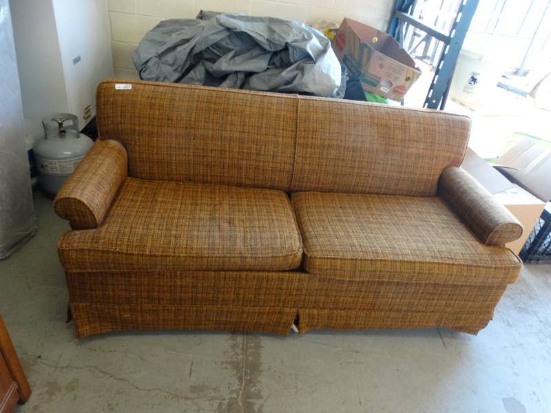 lot 8220 image: Vintage Couch