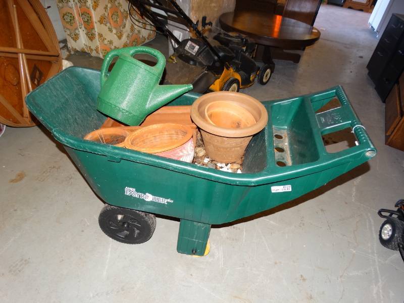 lot 8222 image: Lot of Gardening Equipment