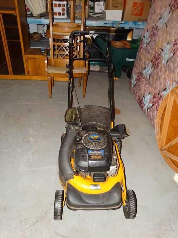lot 8223 image: Cub Cadet SR621 Lawn Mower