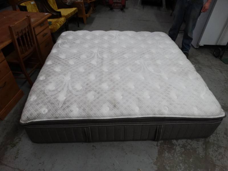 lot 8233 image: sleep tested King size New Stearns and Foster Mattress