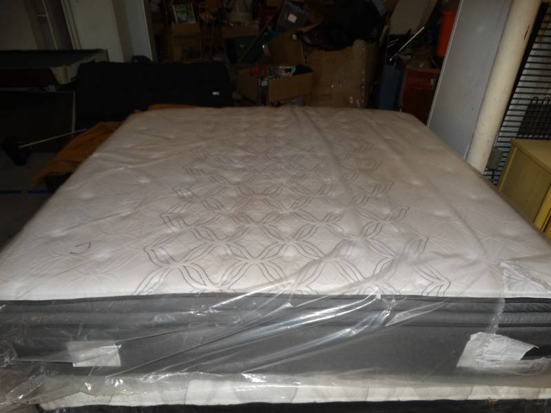 lot 8238 image: sleep tested King size Sealy Posturepedic Mizner Park Mattress