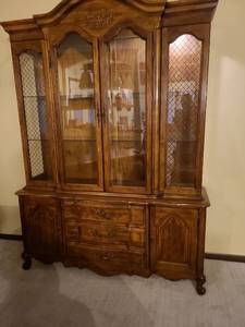lot 801 image: Thomasville lighted china cabinet and hutch, 82x60x18