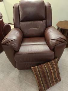 lot 803 image: Brown swivel rocker recliner, 43x37x44, floor to seat, 20in, wear on headrest, with throw pillow
