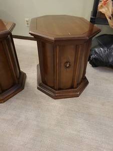 lot 805 image: Side table with door, 21x20x27, 4in scratch on top