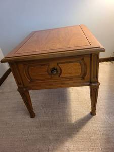 lot 813 image: Side table with drawer, 20x22x29