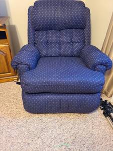 lot 818 image: Blue pattern rocker recliner, 39x39x45, floor to seat 18in., slight stain on seat