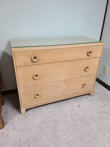 lot 822 image: Blonde chest, 3 drawers, 33x42x19, glass on top, located in basement