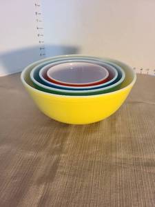 lot 1000 image: Vintage Pyrex Nesting Bowls Set, 4-Piece