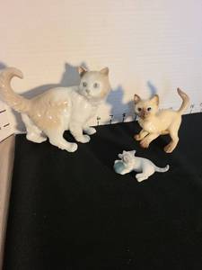 lot 1005 image: Vintage NAO by Lladro porcelain cat figurine, Metzler and Ortloff porcelain cat figurine from Germany, Hagen Renaker DW Bing Bong Siamese kitten figurine, NAO has repaired leg