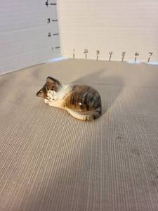 lot 1009 image: Vintage Royal Doulton sleeping kitten figurine HN2581