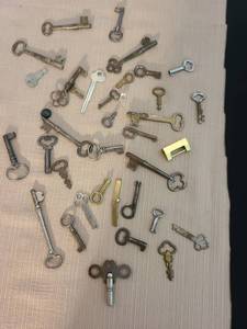 lot 1013 image: Skeleton keys and others
