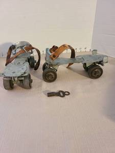 lot 1022 image: Vintage Adjustable Metal Roller Skates with Leather Straps and Key