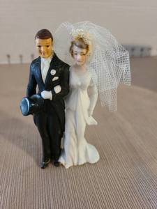 lot 1028 image: 1940 Porcelain Bride and Groom Wedding Cake Topper with Veil and Hat