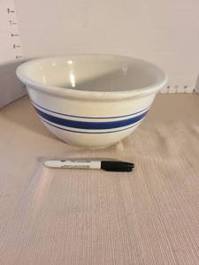 lot 1039 image: Vintage pottery mixing bowl