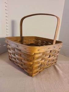 lot 1041 image: Longaberger basket 12in, with inner stack