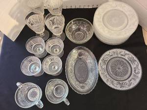 lot 1047 image: Indiana Glass Sandwich Clear Dinnerware Set, 24 pieces