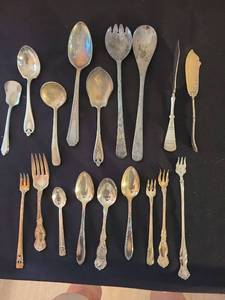 lot 1048 image: Mixed Lot Flatware Spoons Forks Serving Utensils 18 Pieces