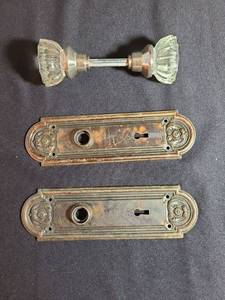 lot 1068 image: Vintage glass doorknob and backplates