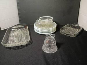 lot 1076 image: Glass serving pieces