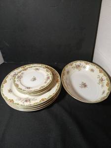 lot 1090 image: Rembrandt  Floral  9 piece Dinnerware Set Plates and Bowl Made in Japan