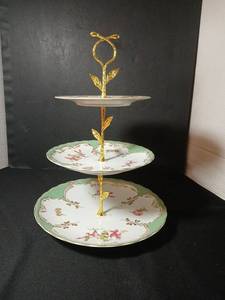lot 1091 image: Three-Tier plate server