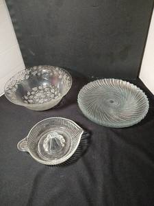 lot 1092 image: Clear Glass Serving Dishe and Citrus Juicer with three plates
