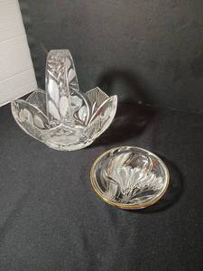 lot 1093 image: Mikasa  bowl with shallow gold tone rim bowl