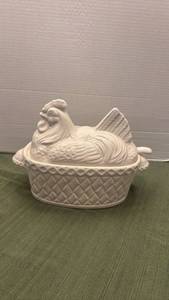 lot 1100 image: White ceramic hen-on-nest soup tureen featuring a basketweave base