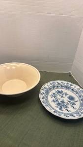 lot 1101 image: Sanoma cream serving bowl, Blue and white porcelain shallow bowl with floral design