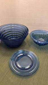 lot 1105 image: Hazel-Atlas and ultramarine cobalt blue bowls and plate