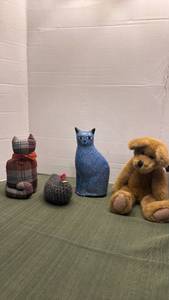 lot 1114 image: Boyds Bear, ceramic and fabric cat figurines and crocheted chicken