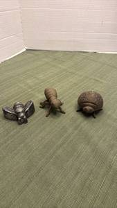 lot 1122 image: Iron and other small animal figurines