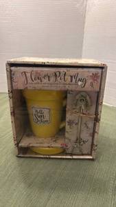 lot 1132 image: Flower Pot Mug with Saucer and Spade Gift Set