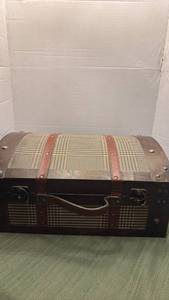 lot 1133 image: Steamer Trunk with Houndstooth Pattern and Leather Straps 8x17.5x13