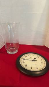 lot 1248 image: Vase and wall clock