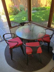 lot 1300 image: Outdoor Collection  Patio Dining Set Round Glass Table 4 Chairs  with four seat cushions 28 x 39 and  rug 75 inches