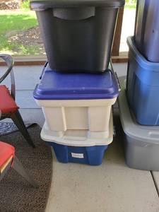 lot 1303 image: Storage Containers 3 with lids